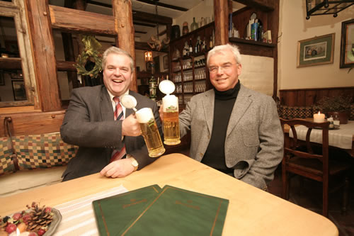 www.sternquell.de,Jörg Sachse (links) und Thomas Wunderlich stoßen auf gute Zusammenarbeit zwischen Sternquell-Brauerei und "Matsch" an.