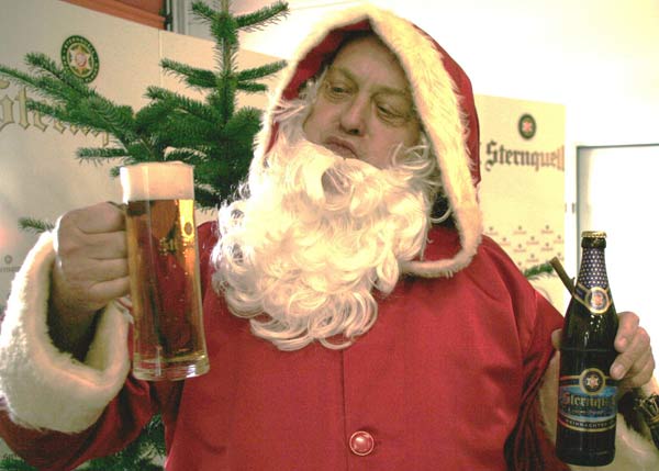 www.sternquell.de, Auch der Weihnachtsmann freut sich über die Auszeichnung des Sternquell-Weihnachtsbiers mit einer Goldmedaille vom Nachrichtenmagazin Stern.